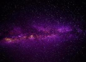 panorama dramatique violet de nuit de galaxie de l'espace d'univers de lune sur le ciel nocturne photo