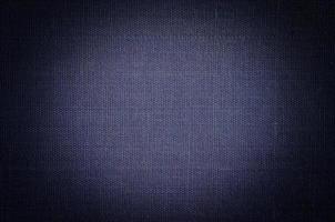 tissu bleu gris foncé abstrait goutte d'eau couleur plis fragment surface texturée sur toile. photo