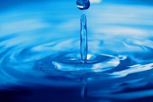 éclaboussure de goutte d'eau transparente bleue avec bulle réaliste avec du bleu. photo