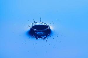 éclaboussure de goutte d'eau transparente bleue avec bulle réaliste avec du bleu. photo