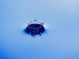 éclaboussure de goutte d'eau transparente bleue avec bulle réaliste avec du bleu. photo