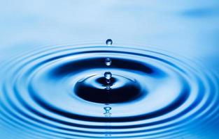 éclaboussure de goutte d'eau transparente bleue avec bulle réaliste avec du bleu. photo