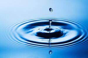 éclaboussure de goutte d'eau transparente bleue avec bulle réaliste avec du bleu. photo