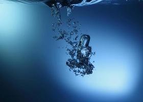 Résumé des éclaboussures de vague d'eau transparente bleue avec des bulles d'eau sur le bleu. photo