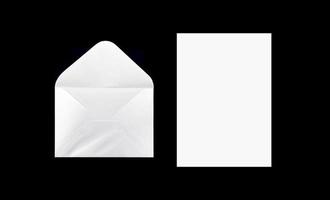 Enveloppe blanche vierge fond isolé organisé pour la conception de maquettes photo