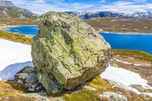 énorme rocher gros rocher lac vavatn à hemsedal viken norvège.