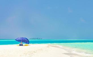 dégradé de couleurs sur les îles du banc de sable madivaru finolhu rasdhoo atoll maldives.