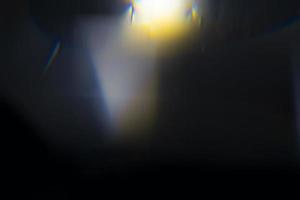 effet de fuite de lumière cristalline pour la superposition de photos. prisme lens flare bokeh abstrait avec des lumières luminescentes, colorées et magiques sur fond noir. photo
