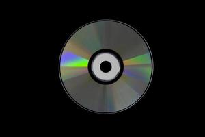 cd ou dvd, technologie de l'information de données de stockage. enregistrement de musique et de film. face holographique du disque compact. un disque compact isolé sur fond noir.