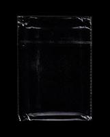 un sac en plastique transparent isolé sur fond noir. plastique vide ou vierge pour la maquette et le modèle. mise en page pour la publicité ou la promotion.