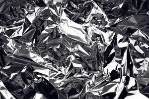 fond de papier d'aluminium froissé. feuille d'argent brillant froissé pour la décoration. élément de design créatif en forme minable. surface de texture abstraite du papier d'emballage. photo