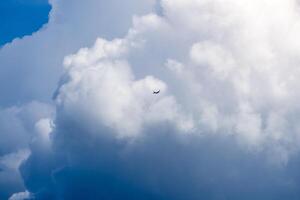 belles gouttes de nuages dans le ciel. arrière-plans nature pour la conception, les présentations, les fonds d'écran, etc. photographie de paysage avec thème cloudscape photo