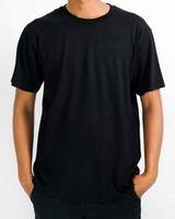 maquette de t-shirt de couleur noire. un homme portant un t-shirt pour un catalogue de vêtements maquette. maquette graphique de la vue de face. photo