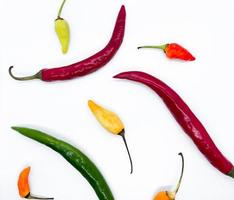 cayenne et piment isolé sur fond blanc. un petit ingrédient peut donner un goût super épicé aux plats. photo