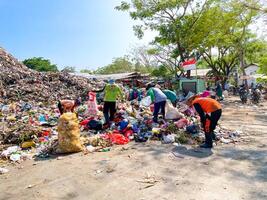 ponorogo, indonésie 2021 - personnes triant et collectant dans une décharge. photo