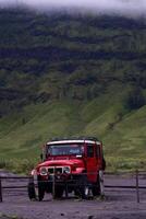 jeep rouge sous la montagne pour entourer la zone autour des attractions touristiques. les visiteurs peuvent louer pour l'obtenir. photo