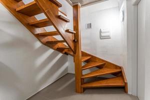 intérieur en bois d'une maison de vacances photo