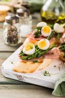 Sendwich frais avec jambon, asperges et oeufs de caille photo