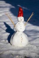 bonhomme de neige dans la neige. décor de Noël. créatif de noël. thème d'hiver et de vacances.