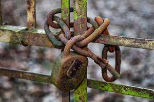 vieille porte rouillée et vieillie. porte patinée verrouillée avec cadenas. photo