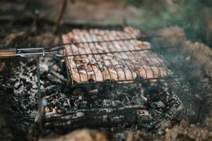 camping nourriture viande feu de camp barbecue photo
