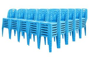 chaises en plastique bleu isolées photo