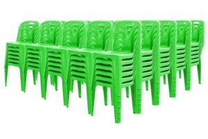 chaises en plastique vertes isolées photo