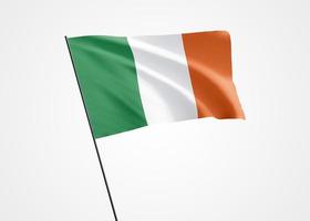 drapeau de l'irlande volant haut dans le fond blanc isolé. 24 avril fête de l'indépendance de la république d'irlande. collection de drapeaux nationaux du monde collection de drapeaux nationaux du monde photo