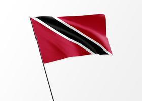 drapeau de la trinité-et-tobago volant haut dans le fond isolé jour de l'indépendance de la trinité-et-tobago. collection de drapeau national du monde illustration 3d photo