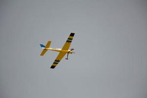 des avions à hélices volent dans le ciel du pays, en israël photo