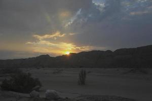 un coucher de soleil fou en israël vue sur la terre sainte photo