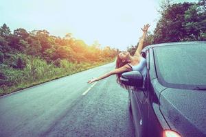 les femmes asiatiques voyagent se détendent pendant les vacances. conduire une voiture en voyageant joyeusement. photo