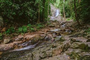 paysage nature forêt colline cascade. Thaïlande doi inthanon. nature de voyage. voyager se détendre. cascade de siliphum. cascade de huai toh à krabi. voyage nature, voyage relax marche forêt voyage thailande. photo