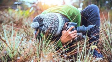 photographe femmes asiatiques voyagent nature. voyager se détendre. photographie nature fleurs. étude de la nature dans la jungle. Thaïlande photo