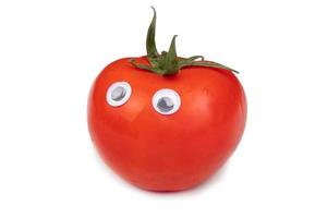 Tomate rouge avec des yeux isolés, visage de tomate sur fond blanc photo
