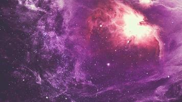 fond violet foncé de beau cosmos infini avec nébuleuse, grappe d'étoiles dans l'espace. beauté de l'univers sans fin rempli d'étoiles. art cosmique, fond d'écran de science-fiction photo