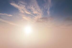 ciel bleu avec des nuages blancs. jour de soleil avec un ciel bleu en arrière-plan du matin photo