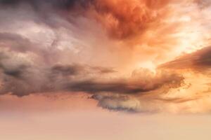 coucher de soleil orange brillant et lever de soleil magnifique sur des nuages blancs et gris avec un soleil orange vif par une fraîche matinée de printemps. photo