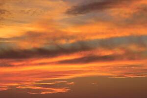 beau ciel orange beauté du soir et nuages au coucher du soleil, à l'aube, les rayons du soleil traversent les nuages. Naturel photo