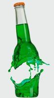 Résumé d'éclaboussure de verre de bouteille transparente d'eau colorée avec des bulles sur le blanc. photo