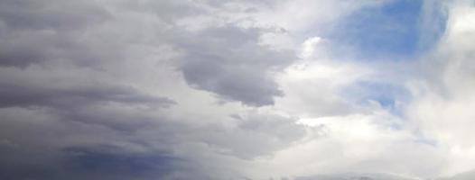 beau ciel blanc beauté du soir et nuages au coucher du soleil, à l'aube, les rayons du soleil traversent les nuages. Naturel photo