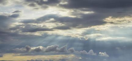 beau ciel du soir beauté et nuages au coucher du soleil, à l'aube, les rayons du soleil traversent les nuages. Naturel photo