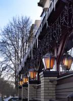 des lampadaires lumineux près du restaurant illuminent le début du matin de printemps photo