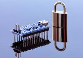 cadenas à côté de la puce informatique - le concept de la technologie de protection des données électroniques