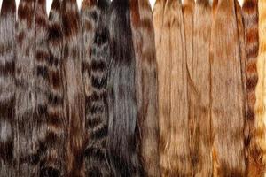 faisceaux d'extensions de cheveux naturels sains, couleur marron, couleur chocolat, marron, brillant. photo