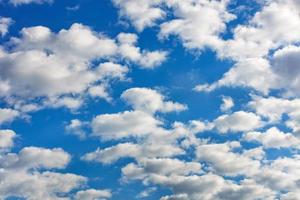 nuages blancs en contre-jour contre un ciel bleu. photo