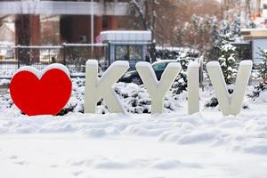l'inscription j'aime kyiv dans le parc de la ville sous un chapeau de neige en hiver. Kiev, ukraine. 16.01.2021. photo