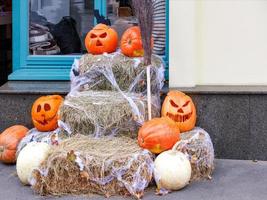 une installation comique pour halloween près de l'entrée d'un immeuble résidentiel. photo