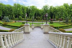 bel escalier en granit avec balustrade photo