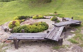 banc en bois original dans le jardin japonais de pierres photo